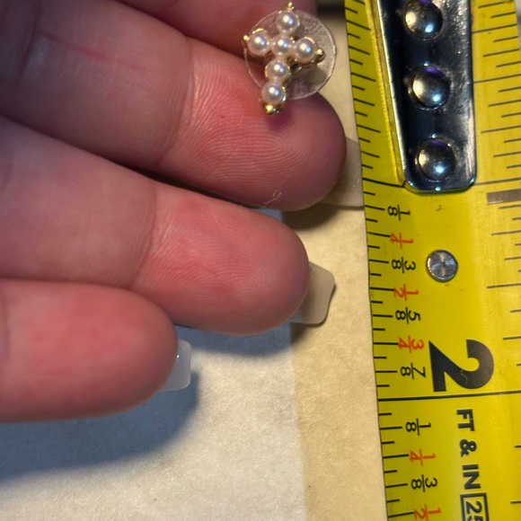Elegant Gold tone and cross Pearl Stud Earrings - Picture 5 of 6